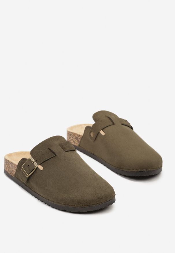 Renee - Zielone Klapki Typu Chodaki z Ekozamszu Zdobione Sprzączką Amustana. Okazja: na co dzień. Kolor: zielony. Materiał: jeans. Wzór: aplikacja. Styl: casual, elegancki