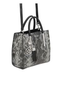 Kazar - Elegancka torebka z tłoczonej skóry ze srebrnym brelokiem. Kolor: czarny. Wzór: aplikacja. Dodatki: z breloczkiem. Materiał: skórzane, z tłoczeniem. Styl: elegancki #3