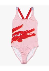 Lacoste - LACOSTE - Różowy kostium kąpielowy z logo. Kolor: czerwony. Wzór: nadruk