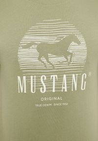 Mustang - MUSTANG ALEX C PRINT MĘSKI T-SHIRT KOSZULKA LOGO NADRUK OIL GREEN 1013803 6273. Wzór: nadruk #6
