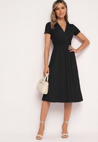 Born2be - Czarna Taliowana Sukienka z Dekoltem na Zakładkę Quimadea. Okazja: na spotkanie biznesowe. Kolor: czarny. Materiał: materiał. Wzór: aplikacja. Styl: elegancki, biznesowy #7