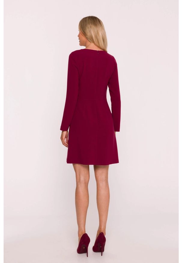 Stylove - Elegancka sukienka trapezowa z patkami w talii bordowa. Okazja: na spotkanie biznesowe, do pracy. Kolor: czerwony. Typ sukienki: trapezowe. Styl: elegancki