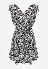 Renee - Czarno-Biała Sukienka Bawełniana na Grubych Ramiączkach z Gumką w Pasie Zapinana na Guziki Tessri. Okazja: na co dzień, na randkę. Kolor: czarny. Materiał: bawełna. Długość rękawa: na ramiączkach. Wzór: kwiaty. Sezon: lato. Typ sukienki: proste. Styl: casual, elegancki, wakacyjny #2