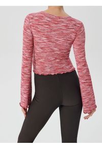 Sinsay - Prążkowana bluzka typu crop z długim rękawem i falowanym wykończeniem - czerwony. Kolor: czerwony. Materiał: prążkowany. Długość rękawa: długi rękaw. Długość: długie #1