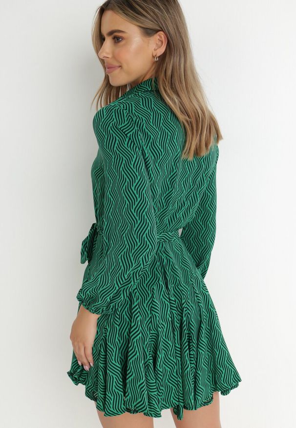 Born2be - Zielona Sukienka Koszulowa Horro. Kolor: zielony. Materiał: materiał, tkanina. Wzór: geometria, nadruk. Typ sukienki: koszulowe. Długość: mini