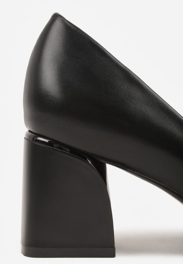 Renee - Czarne Czółenka na Stożkowym Słupku o Nicud. Okazja: na co dzień, na spotkanie biznesowe. Kolor: czarny. Materiał: jeans, skóra. Obcas: na słupku. Styl: casual, biznesowy. Wysokość obcasa: średni