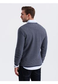 Ombre Clothing - Męski dzianinowy sweter w strukturalne kropki – granatowy V1 - Rozmiar: M. Okazja: na co dzień. Kolor: niebieski. Materiał: dzianina. Wzór: kropki. Styl: casual #4