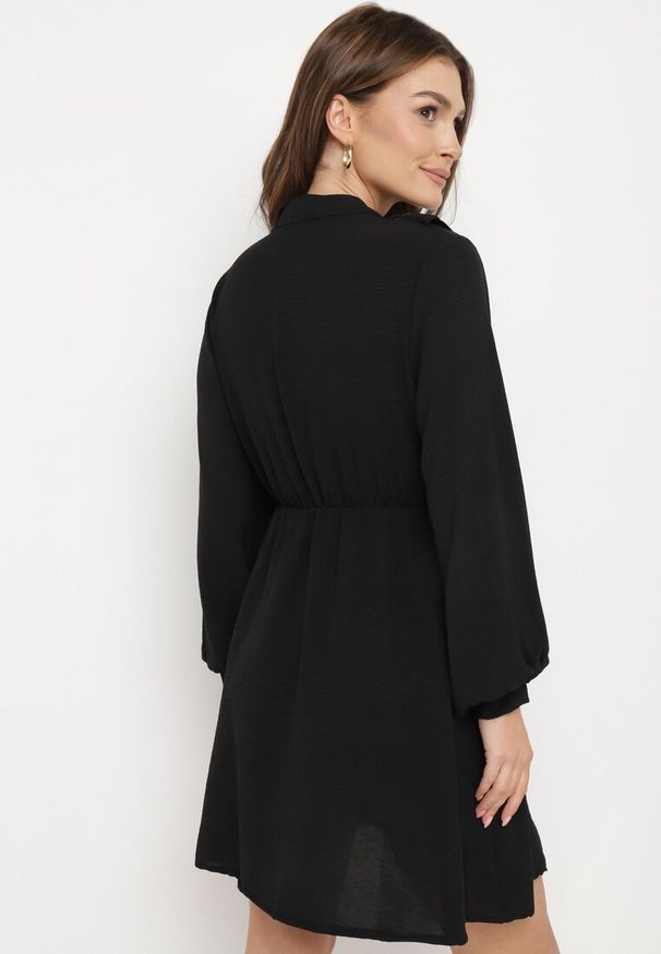 Born2be - Czarna Mini Rozkloszowana Sukienka z Gumką w Pasie i Wiązaniem Przy Dekolcie Aganzza. Kolor: czarny. Długość: mini
