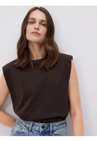 Reserved - T-shirt z poduszkami na ramionach - ciemnobrązowy. Kolor: brązowy. Materiał: dzianina, bawełna