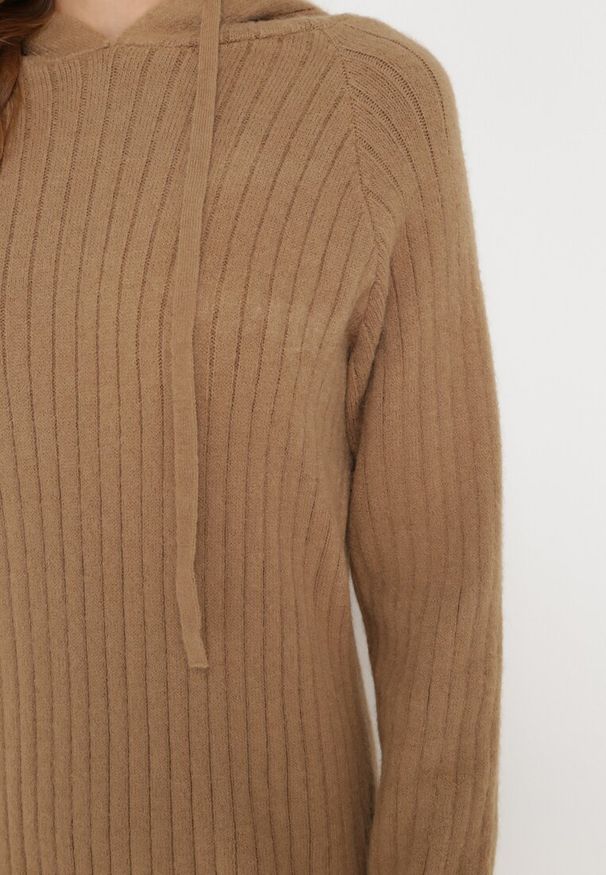 Born2be - Ciemnobeżowa Wełniana Sukienka z Kapturem w Prążki Tyrwe. Okazja: na co dzień. Typ kołnierza: kaptur. Kolor: beżowy. Materiał: wełna. Długość rękawa: długi rękaw. Wzór: prążki. Typ sukienki: proste. Styl: elegancki, casual, klasyczny