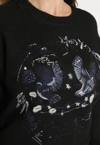 Born2be - Czarny Sweter z Ozdobnym Haftem z Przodu Minavira. Okazja: na co dzień. Kolor: czarny. Materiał: jeans. Wzór: haft. Styl: klasyczny, elegancki, casual #3