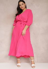 Renee - Różowa Kopertowa Sukienka z Gumką i Paskiem w Talii Zdobiona Plisowaniem Kaylina. Kolekcja: plus size. Kolor: różowy. Wzór: aplikacja. Typ sukienki: kopertowe