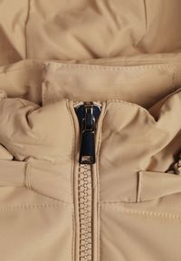 Born2be - Jasnobeżowa Pikowana Kamizelka z Odpinanym Kapturem na Suwak Wykończona Sznurkami Zeneria. Okazja: na co dzień. Kolor: beżowy. Styl: casual, elegancki #6