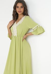 Born2be - Jasnozielona Wiskozowa Sukienka Maxi z Ozdobnym Dekoltem i Gumką w Pasie Latava. Okazja: na co dzień. Kolor: zielony. Materiał: wiskoza. Styl: casual. Długość: maxi #4