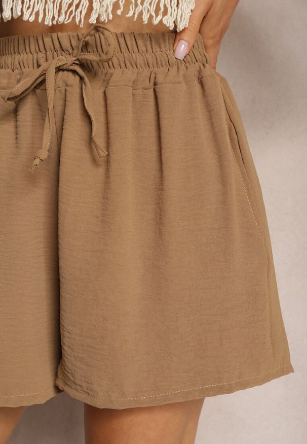 Renee - Ciemnobeżowe Szorty o Luźnym Kroju High Waist z Gumką w Talii Vimallora. Okazja: na imprezę. Stan: podwyższony. Kolor: beżowy. Sezon: lato. Styl: elegancki