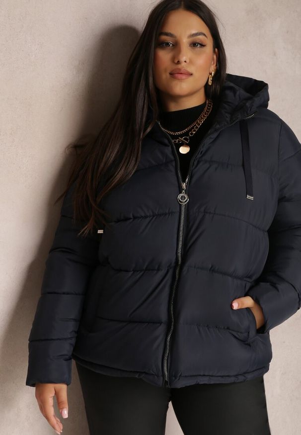 Renee - Granatowa Kurtka z Kapturem Pikowana Helnee. Okazja: na co dzień. Typ kołnierza: kaptur. Kolekcja: plus size. Kolor: niebieski. Długość: długie. Materiał: tkanina. Długość rękawa: długi rękaw. Sezon: jesień, zima. Styl: casual