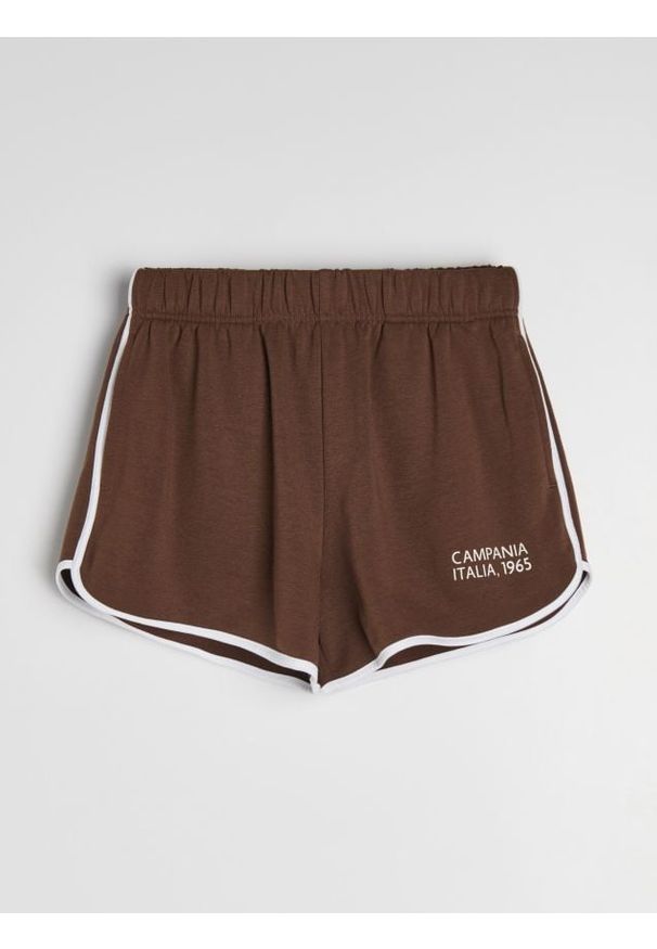 Sinsay - Dresowe szorty z kontrastową lamówką i napisem "Campania Italia, 1965" - brązowy. Kolor: brązowy. Materiał: dresówka. Wzór: napisy