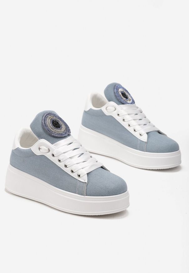 Born2be - Niebieskie Sneakersy z Szerokim Językiem Ozdobionym Naszywką z Cyrkoniami Cirenla. Nosek buta: okrągły. Zapięcie: sznurówki. Kolor: niebieski. Wzór: aplikacja. Obcas: na obcasie. Wysokość obcasa: niski