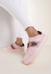 Renee - Różowe Sneakersy Move Around. Zapięcie: bez zapięcia. Kolor: różowy. Materiał: lakier, materiał. Wzór: aplikacja. Obcas: na płaskiej podeszwie