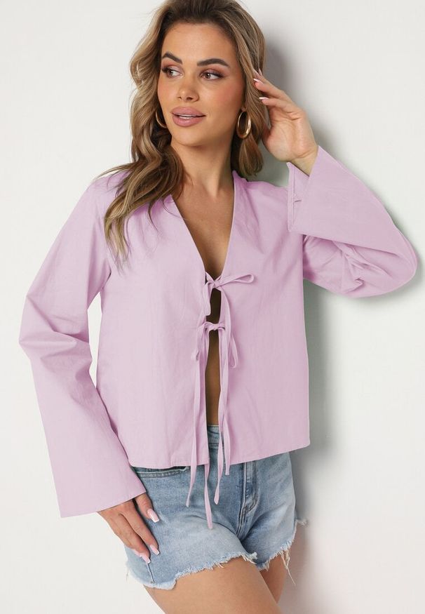 Born2be - Fioletowa Bawełniana Bluzka Narzutka Wiązana na Troczki z Szerokimi Rękawami Calorea. Okazja: na co dzień. Typ kołnierza: dekolt w kształcie V. Kolor: fioletowy. Materiał: bawełna. Styl: casual, klasyczny, elegancki