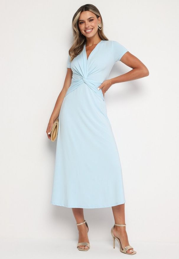 Born2be - Jasnoniebieska Taliowana Sukienka z Ozdobnym Węzłem w Talii i Dekoltem w Serek Selvitela. Typ kołnierza: dekolt w serek. Kolor: niebieski. Materiał: wiskoza. Długość rękawa: krótki rękaw. Typ sukienki: rozkloszowane. Styl: elegancki