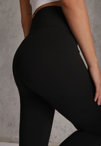 Renee - Czarne Klasyczne Legginsy High Waist z Zapiętkami Gavasa. Okazja: na co dzień. Stan: podwyższony. Kolor: czarny. Długość: krótkie. Styl: klasyczny #7