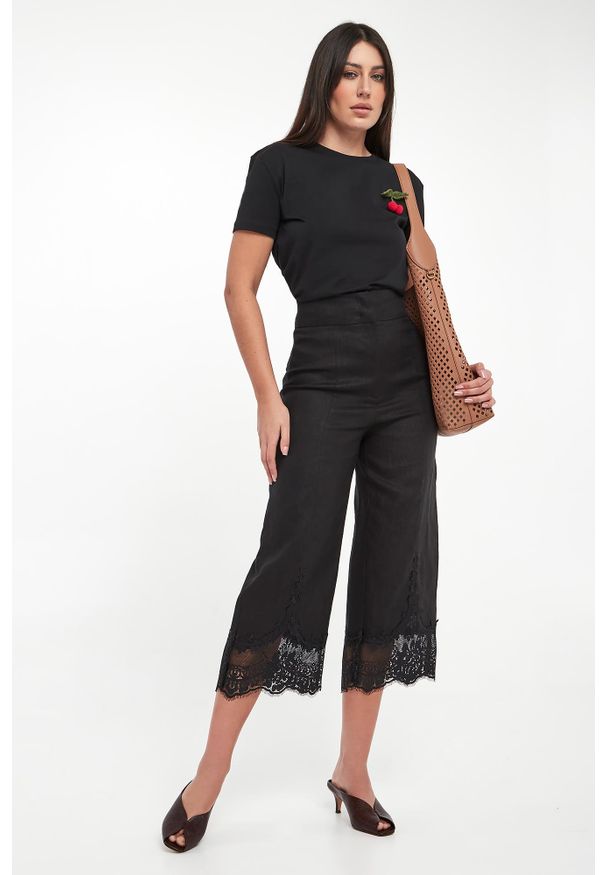 Twinset Milano - T-shirt damski z broszką TWINSET