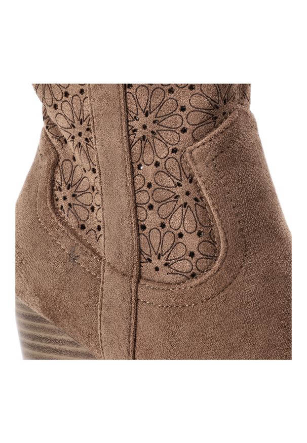 Brązowe Botki S.Barski Stylowe Obuwie Damskie. Okazja: na co dzień. Zapięcie: zamek. Kolor: brązowy. Szerokość cholewki: normalna. Wzór: ażurowy, aplikacja, kwiaty. Materiał: materiał. Obcas: na obcasie. Styl: elegancki. Wysokość obcasa: średni