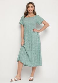 Born2be - Zielona Rozkloszowana Sukienka Hiszpanka z Bawełny w Kwiatowy Wzór Sadrivae. Okazja: na co dzień. Typ kołnierza: dekolt hiszpanka. Kolor: zielony. Materiał: bawełna. Wzór: kwiaty. Styl: klasyczny, casual #1