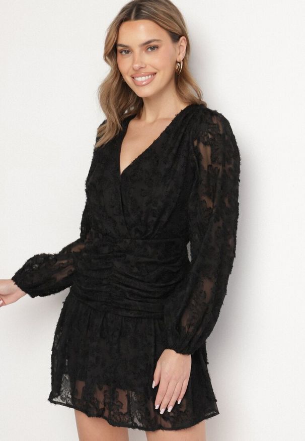 Born2be - Czarna Koronkowa Sukienka z Kopertowym Dekoltem i Marszczeniami Labisse. Kolor: czarny. Materiał: koronka. Typ sukienki: kopertowe. Styl: klasyczny