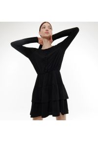 Reserved - Sukienka mini z falbanami - Czarny. Kolor: czarny. Długość: mini