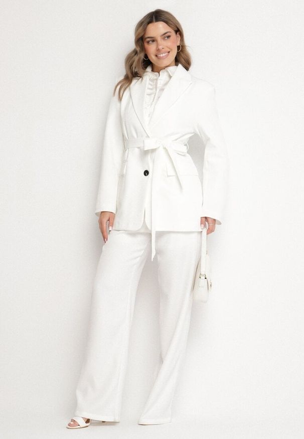 Born2be - Biała Taliowana Marynarka o Jednorzędowym Kroju z Wiązanym Paskiem Davililsa. Okazja: na co dzień. Kolor: biały. Materiał: jeans. Styl: elegancki, casual