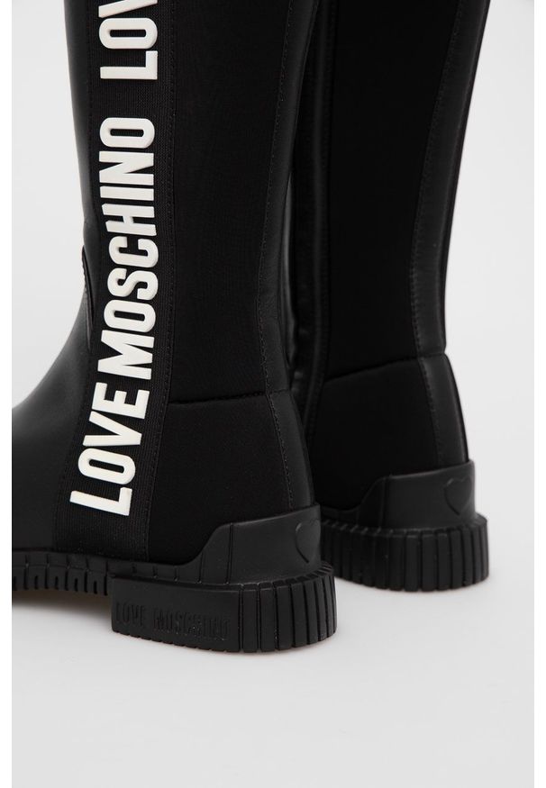 Love Moschino - Kozaki. Nosek buta: okrągły. Kolor: czarny. Materiał: guma. Szerokość cholewki: normalna. Obcas: na obcasie. Wysokość obcasa: niski
