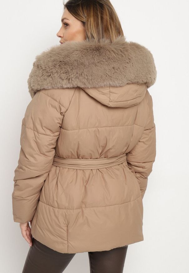 Born2be - Beżowa Pikowana Kurtka z Kapturem i Odpinanym Futrem z Paskiem w Tali Siamirae. Okazja: na co dzień. Typ kołnierza: kaptur. Kolor: beżowy. Materiał: futro. Styl: casual, elegancki