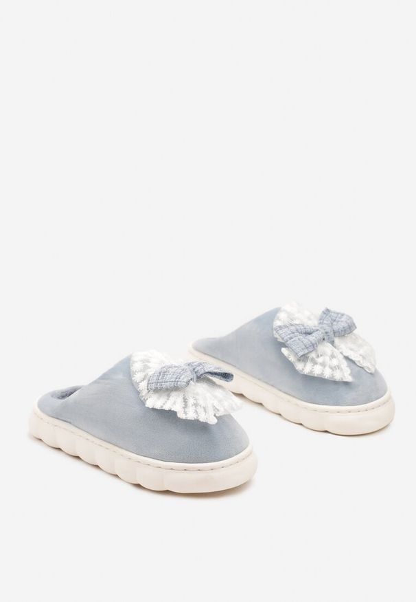 Born2be - Szare Kapcie Vices na Tłoczonej Podeszwie Zdobione Podwójną Kokardą Martinnia. Okazja: na co dzień. Kolor: szary. Materiał: jeans. Wzór: aplikacja. Obcas: na obcasie. Styl: klasyczny, casual. Wysokość obcasa: niski