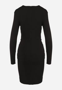 Born2be - Czarna Prążkowana Sukienka z Wiskozą o Dopasowanym Kroju z Marszczeniem Hetarvia. Okazja: na co dzień. Kolor: czarny. Materiał: prążkowany, wiskoza. Typ sukienki: dopasowane. Styl: casual, elegancki #5