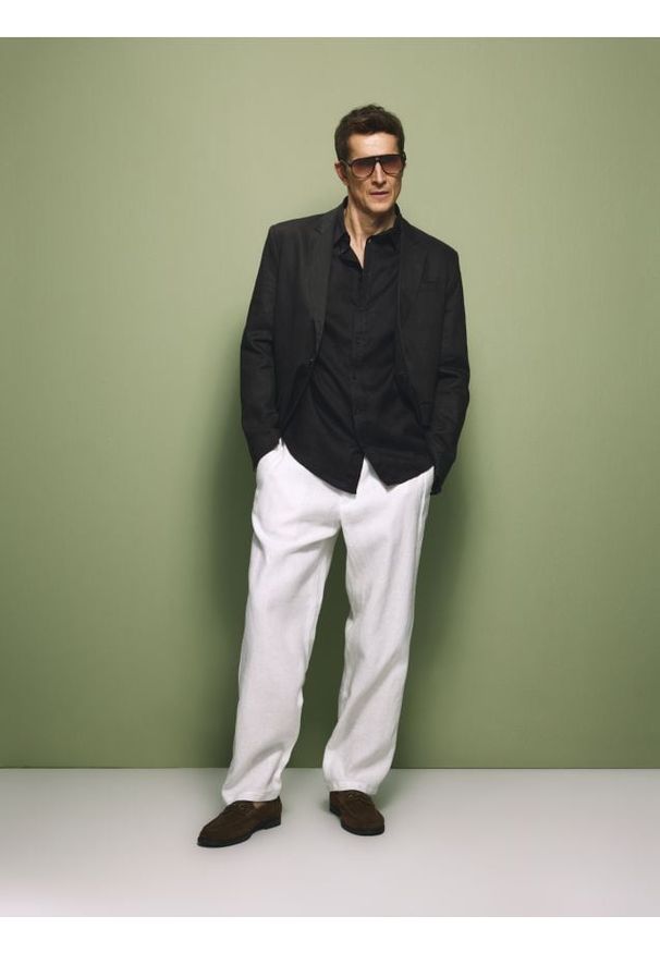 Reserved - Lniana koszula slim fit - ciemnobrązowy. Kolor: brązowy. Materiał: len