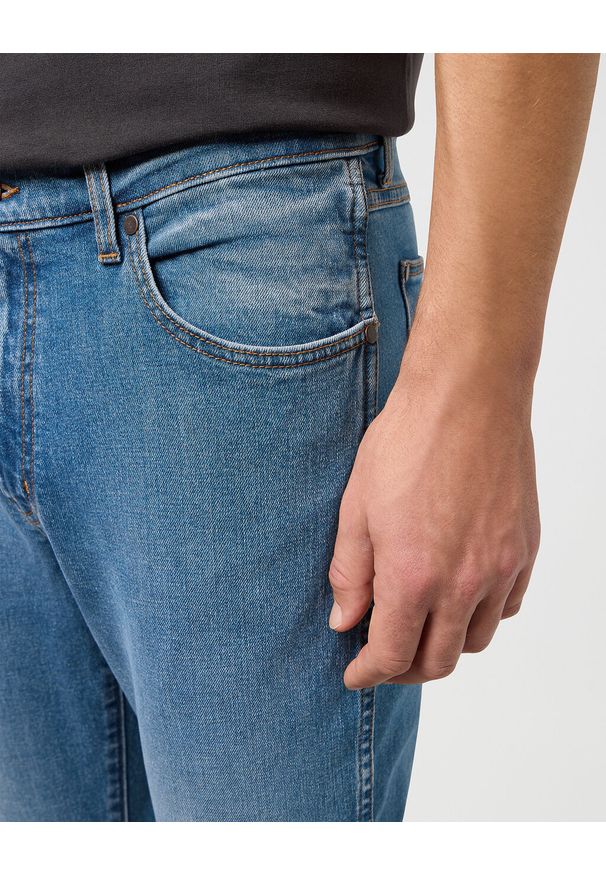 Wrangler - WRANGLER LARSTON MĘSKIE SPODNIE JEANSOWE JEANSY DŻINSY STRIDE 112350653 W18S018020