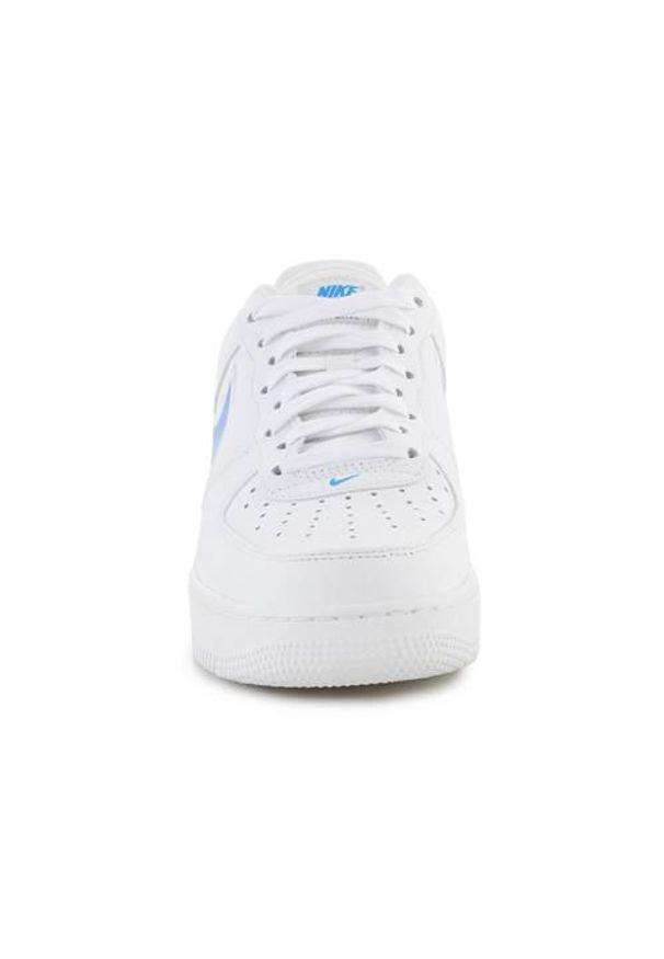Buty do chodzenia męskie Nike Air Force 1 '07. Kolor: biały. Materiał: skóra. Szerokość cholewki: normalna. Model: Nike Air Force. Sport: turystyka piesza