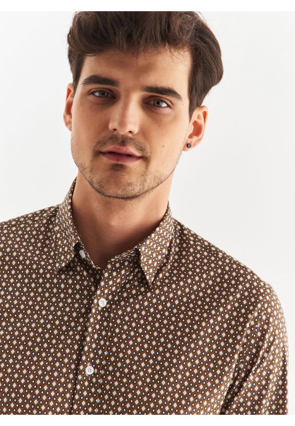 Pako Lorente - PAKO LORENTE – Brązowa męska koszula w mikrowzór. Typ kołnierza: kołnierzyk klasyczny. Kolor: brązowy. Materiał: elastan, bawełna. Długość rękawa: długi rękaw. Długość: długie. Styl: klasyczny