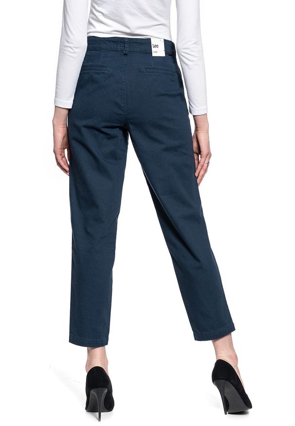 Lee - LEE CHINO DAMSKIE SPODNIE MATERIAŁOWE L32CQSRZ 112107351. Materiał: materiał