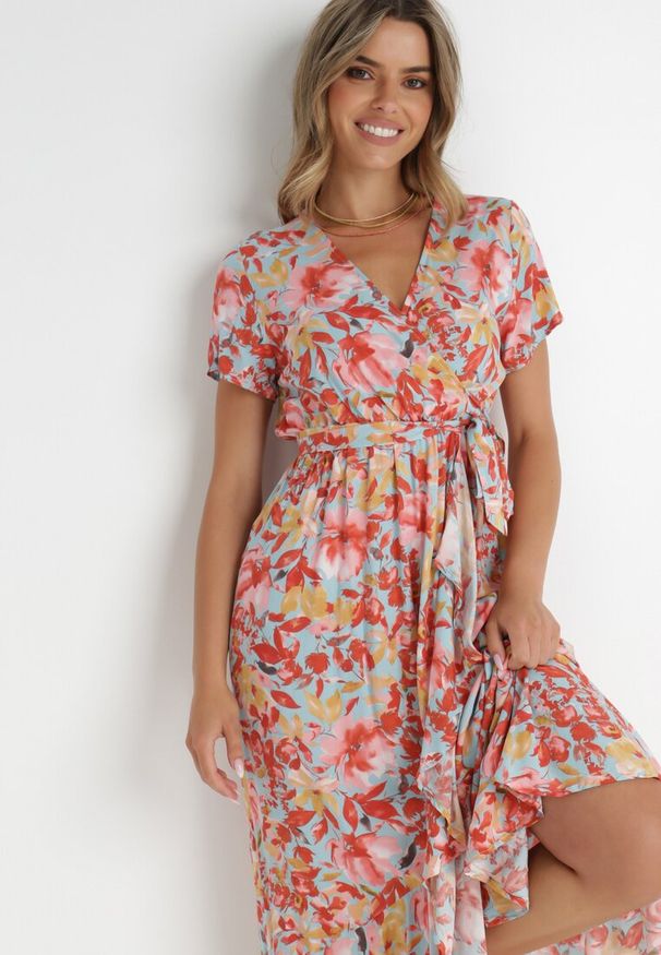 Born2be - Czerwono-Niebieska Sukienka Varila. Kolor: czerwony. Materiał: wiskoza, materiał. Wzór: kolorowy, jednolity, kwiaty. Sezon: lato. Typ sukienki: asymetryczne, kopertowe. Długość: midi