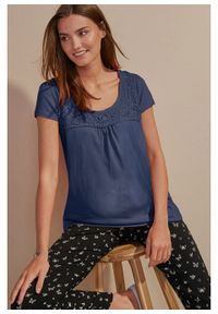 Shirt bawełniany z koronką i krótkim rękawem bonprix ciemnoniebieski. Kolor: niebieski. Materiał: bawełna, koronka. Długość rękawa: krótki rękaw. Długość: krótkie. Wzór: koronka #4