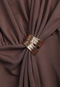 Renee - Brązowa Koktajlowa Sukienka Taliowana z Marszczeniami i Metaliczną Ozdobą Zellnixi. Kolor: brązowy. Wzór: aplikacja. Styl: wizytowy #6