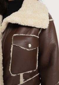 Born2be - Brązowa Krótka Kurtka Biker z Szerokim Kołnierzem i Kieszeniami na Napy Naorielle. Okazja: na co dzień. Kolor: brązowy. Materiał: jeans, futro. Długość: krótkie. Wzór: aplikacja. Styl: wizytowy, casual #2