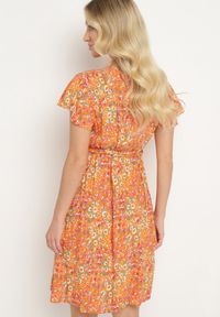 Born2be - Pomarańczowa Wiskozowa Kopertowa Sukienka Wiązana Materiałowym Sznurkiem z Gumką w Talii Zanlea. Typ kołnierza: dekolt w kształcie V. Kolor: pomarańczowy. Materiał: wiskoza, materiał. Długość rękawa: krótki rękaw. Sezon: lato. Typ sukienki: kopertowe #5