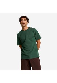 DOMYOS - Koszulka z krótkim rękawem męska Domyos Gym & Pilates. Kolor: zielony. Materiał: tkanina, elastan, materiał, prążkowany, bawełna. Długość rękawa: krótki rękaw. Długość: krótkie. Sport: joga i pilates #1