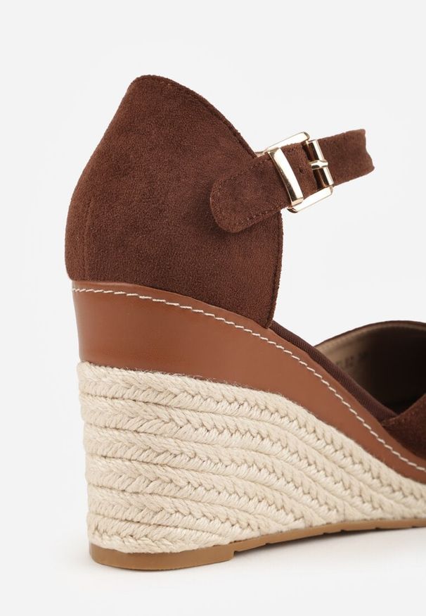 Renee - Brązowe Sandały na Plecionym Koturnie ze Sprzączką Catlinna. Okazja: na co dzień. Zapięcie: sprzączka. Kolor: brązowy. Obcas: na koturnie. Styl: casual, elegancki