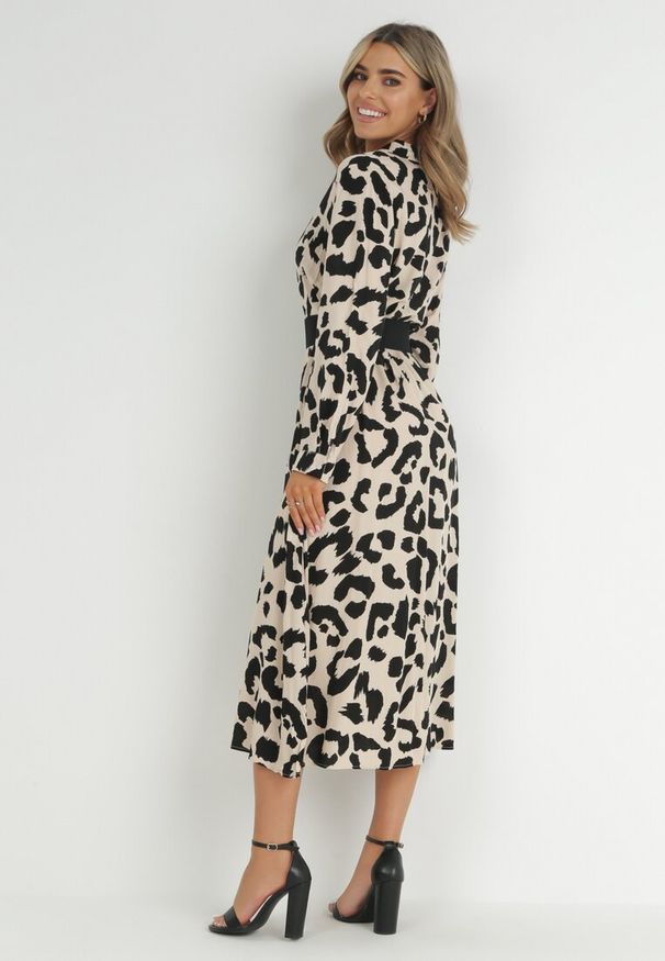 Born2be - Beżowo-Czarna Sukienka Koszulowa w Cętki z Paskiem Kalandra. Okazja: na spotkanie biznesowe. Typ kołnierza: dekolt w kształcie V. Kolor: beżowy. Materiał: wiskoza, materiał. Długość rękawa: długi rękaw. Typ sukienki: koszulowe. Styl: biznesowy