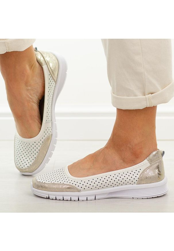 Białe ażurowe skórzane baleriny damskie Vinceza 95369. Okazja: na spacer, na co dzień. Kolor: biały. Materiał: skóra. Szerokość cholewki: normalna. Wzór: ażurowy. Sezon: wiosna, jesień, lato. Styl: casual, elegancki, klasyczny
